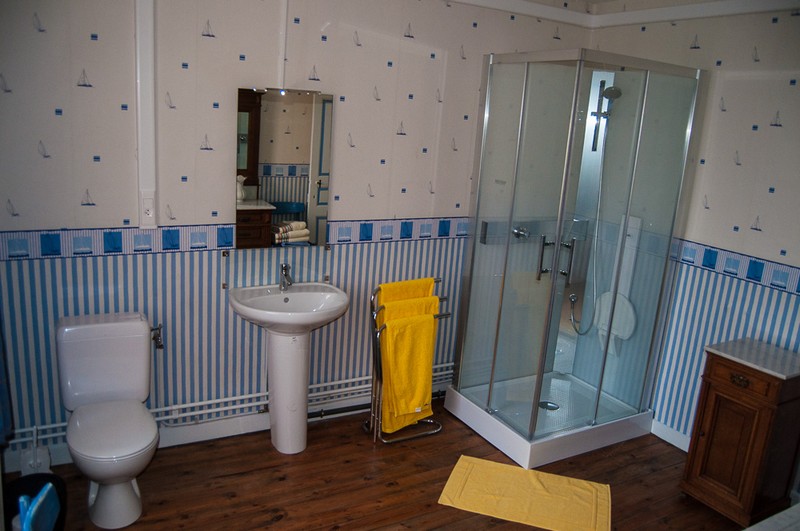Salle de bain avec douche