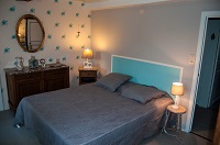 La chambre côté sud, très enseoliéllée et lumineuse La chambre côté sud, très enseoliéllée et lumineuse